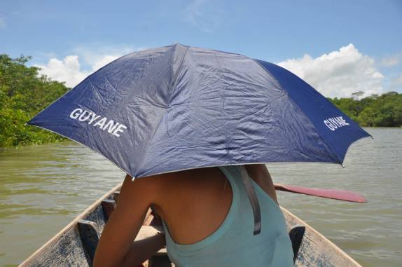 A Marjorie e sua sombrinha da Guiana, na canoa no Furo Velho, na região de Algodoal - PA